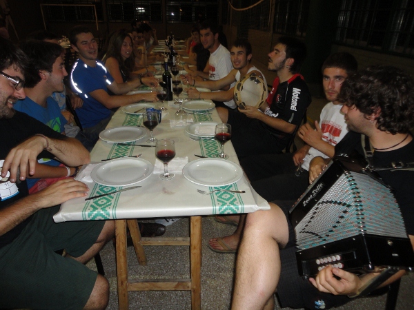 Instantánea de ayer por la noche, con los primeros grupos de baile, músicos de Euskadi e invitados llegados, cenando en inmejorable ambiente en el quincho del Zazpi de Rosario (foto EuskalKultura.com)